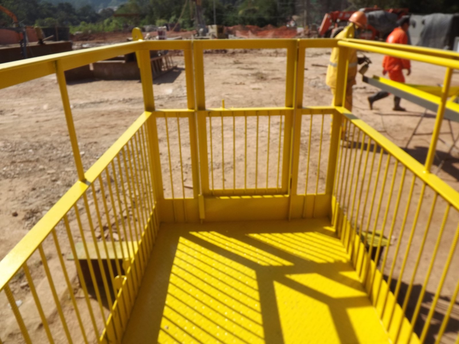 Elevador interno para transporte de pessoas e cargas em torre eólica